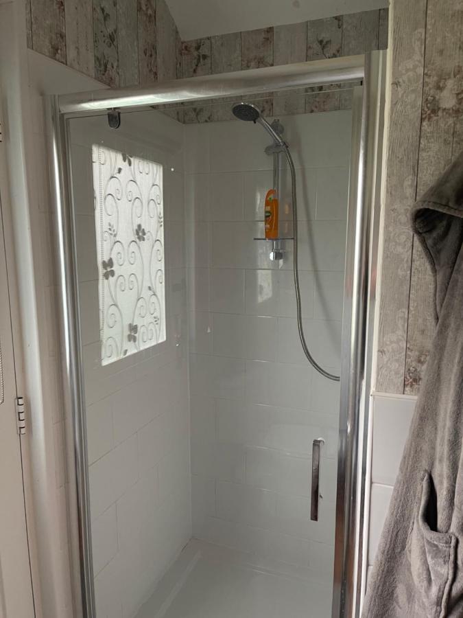 Cosy Cabin By The Seaside With Hot Tub Birchington-on-Sea Exterior photo