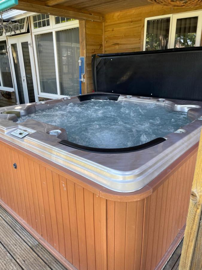 Cosy Cabin By The Seaside With Hot Tub Birchington-on-Sea Exterior photo